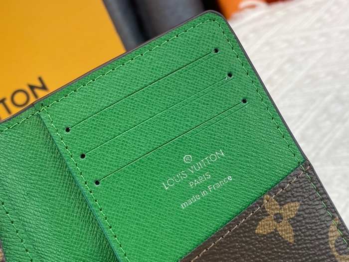 Card holder Louis Vuitton card holder Green Size 7.5x11x1cm