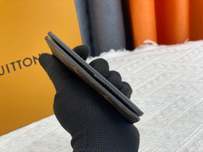 Card holder Louis Vuitton card holder Green Size 7.5x11x1cm