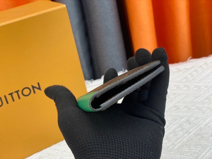 Card holder Louis Vuitton card holder Green Size 7.5x11x1cm