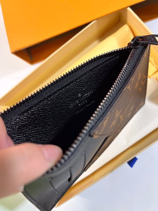 Card holder Louis Vuitton zipper card holder White Size 14.5x8x1cm