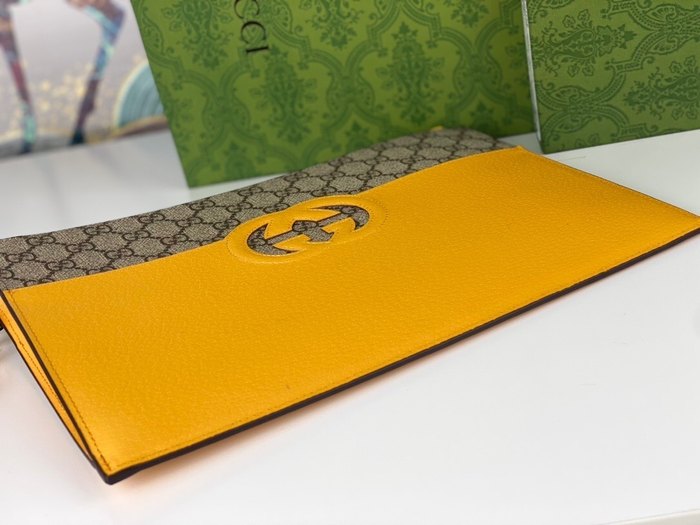 Clutch bag Gucci GG Supreme Leather Wristlet Tan Size 30.5x21x1.5cm