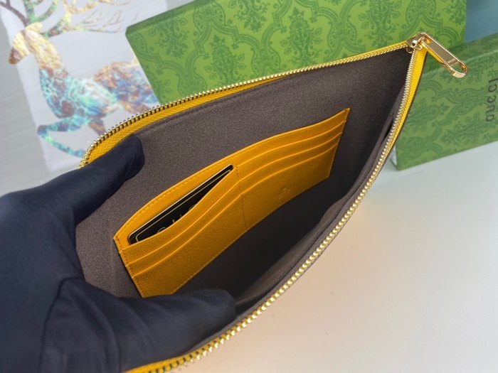 Clutch bag Gucci GG Supreme Leather Wristlet Tan Size 30.5x21x1.5cm