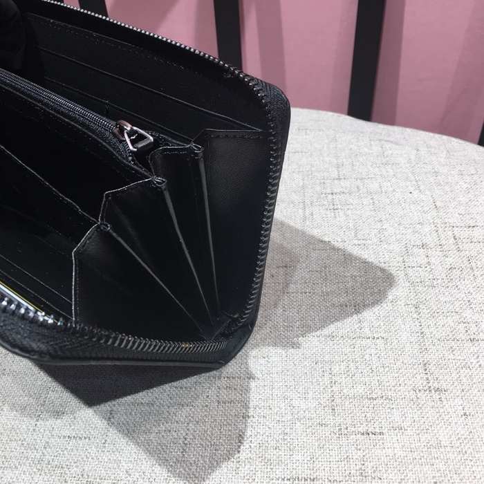 Clutch bag Gucci zip around embossed GG leather Black Size 19x10cm