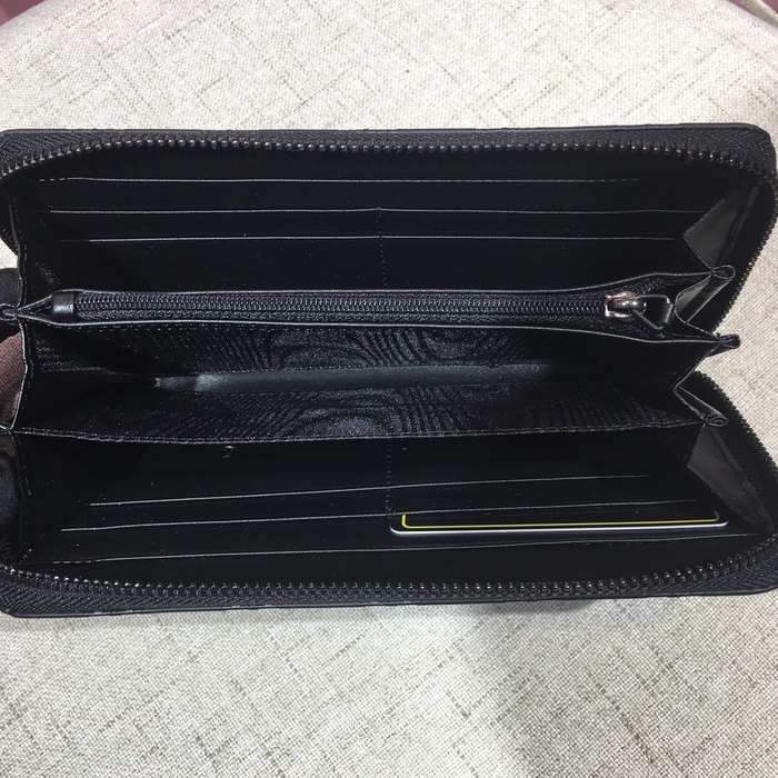 Clutch bag Gucci zip around embossed GG leather Black Size 19x10cm