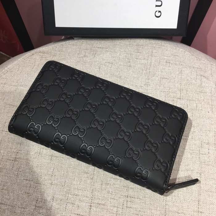 Clutch bag Gucci zip around embossed GG leather Black Size 19x10cm