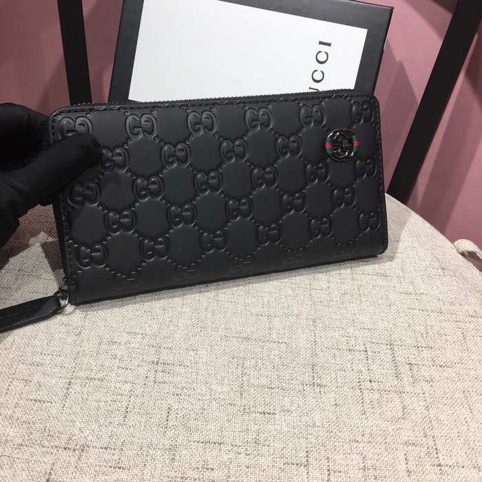 Clutch bag Gucci zip around embossed GG leather Black Size 19x10cm