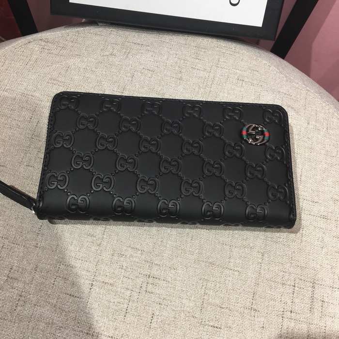 Clutch bag Gucci zip around embossed GG leather Black Size 19x10cm