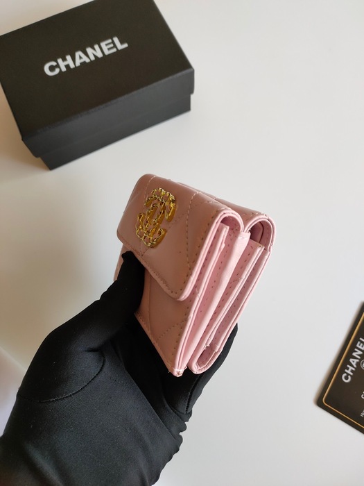 Wallet Chanel quilted lambskin small wallet Beige