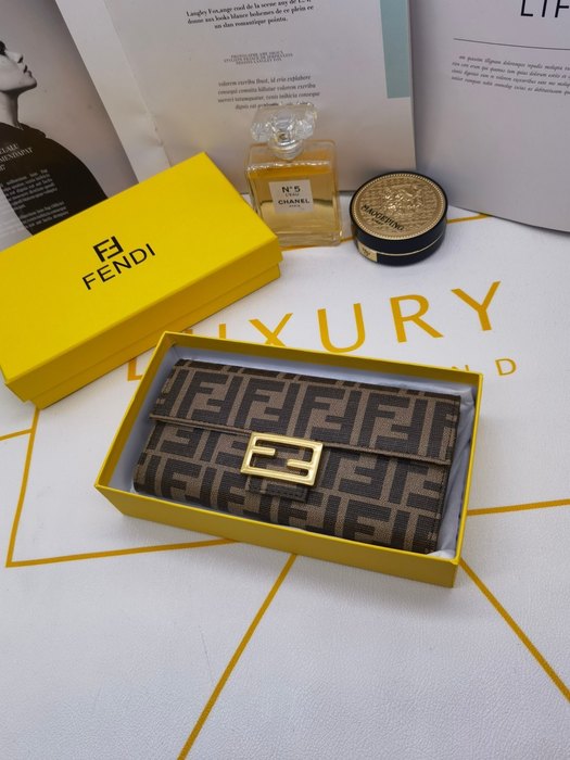 Wallet Fendi logo flap wallet Brown