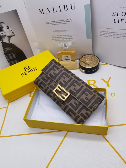 Wallet Fendi logo flap wallet Brown