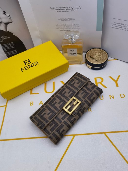 Wallet Fendi logo flap wallet Brown