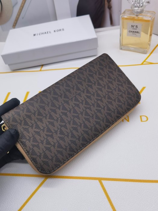 Wallet Michael Kors zip around wallet Brown