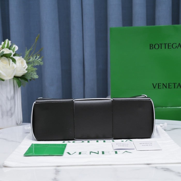 Bottega Veneta Tote bag with sleek design Black 01A 2