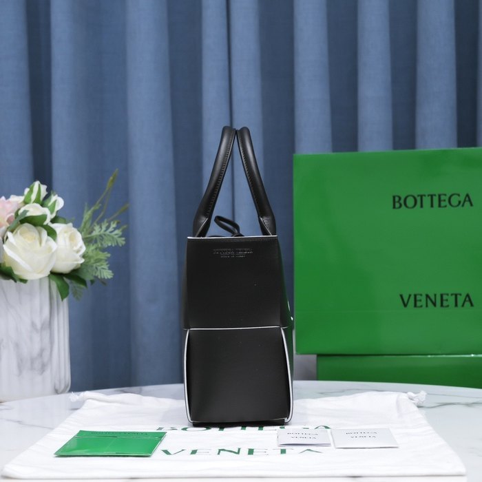 Bottega Veneta Tote bag with sleek design Black 01A 2