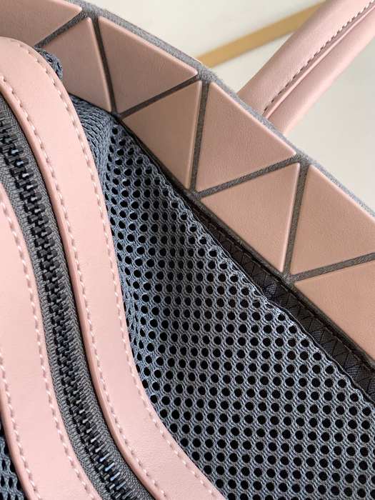 Issey Miyake Tote Bag with geometric design and spacious interior Beige 01A