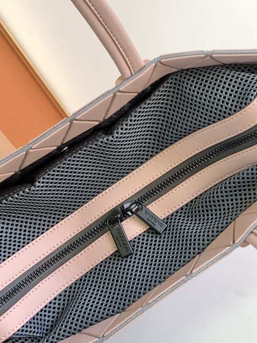 Issey Miyake Tote Bag with geometric design and spacious interior Beige 01A