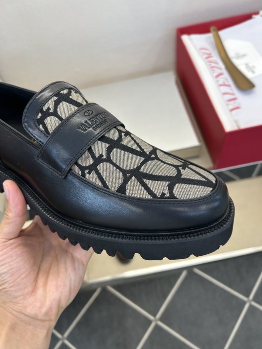 High-Quality Valentino Men's Shoes on Yupoo