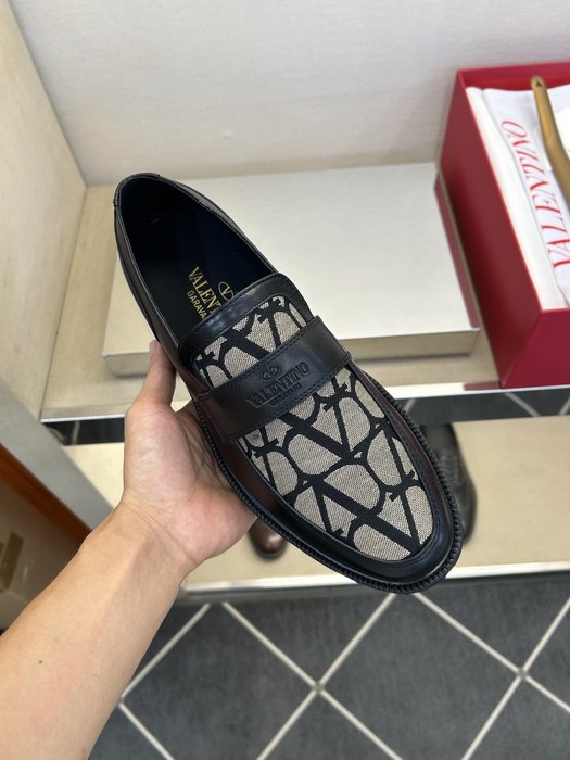 High-Quality Valentino Men's Shoes on Yupoo