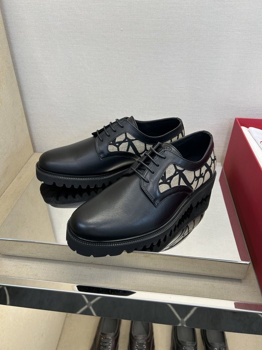 High-Quality Valentino Men's Shoes on Yupoo