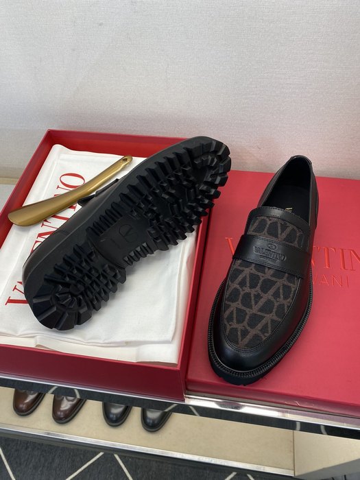 High-Quality Valentino Men's Shoes on Yupoo