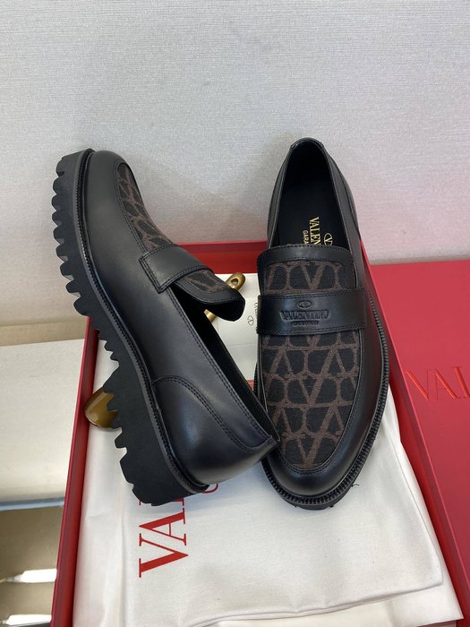 High-Quality Valentino Men's Shoes on Yupoo
