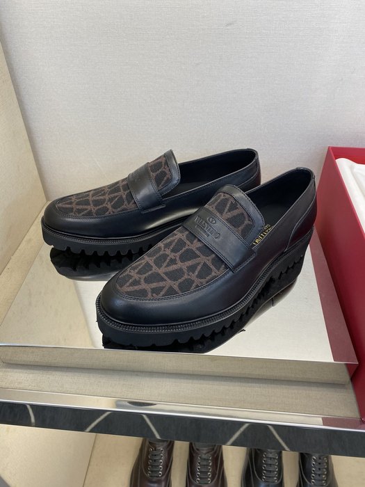 High-Quality Valentino Men's Shoes on Yupoo