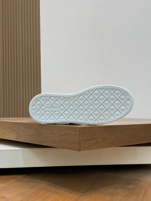 High-Quality Valentino Men's Shoes on Yupoo