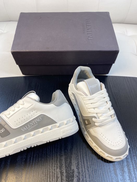 High-Quality Valentino Men's Shoes on Yupoo