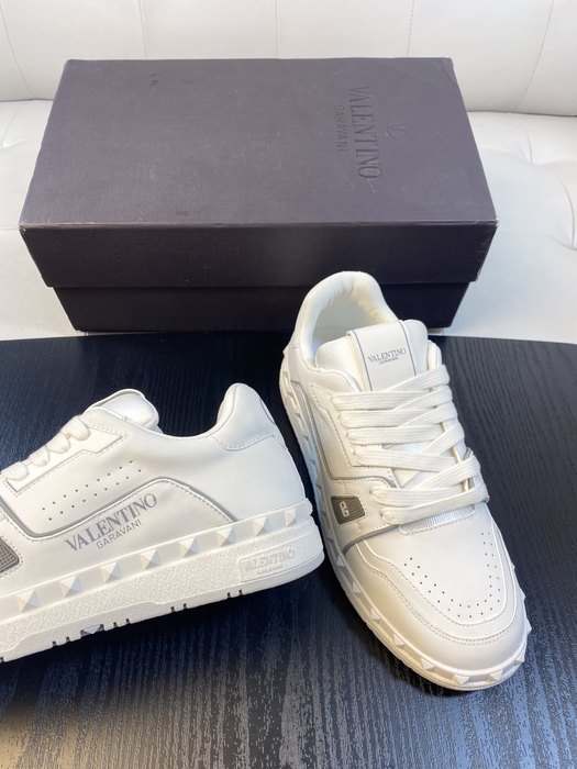 High-Quality Valentino Men's Shoes on Yupoo