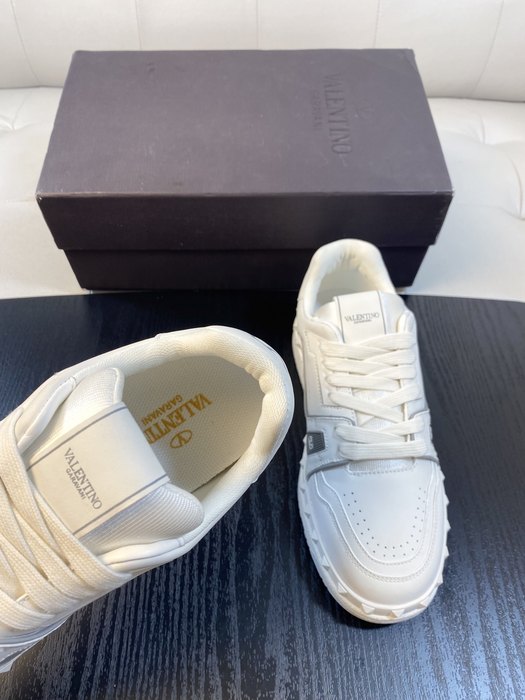 High-Quality Valentino Men's Shoes on Yupoo