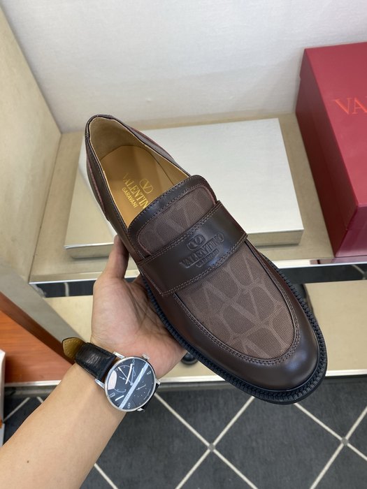 High-Quality Valentino Men's Shoes on Yupoo