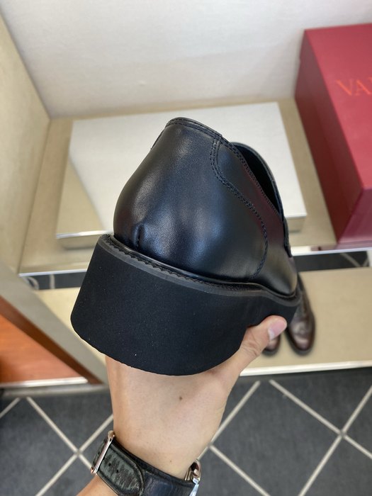 High-Quality Valentino Men's Shoes on Yupoo