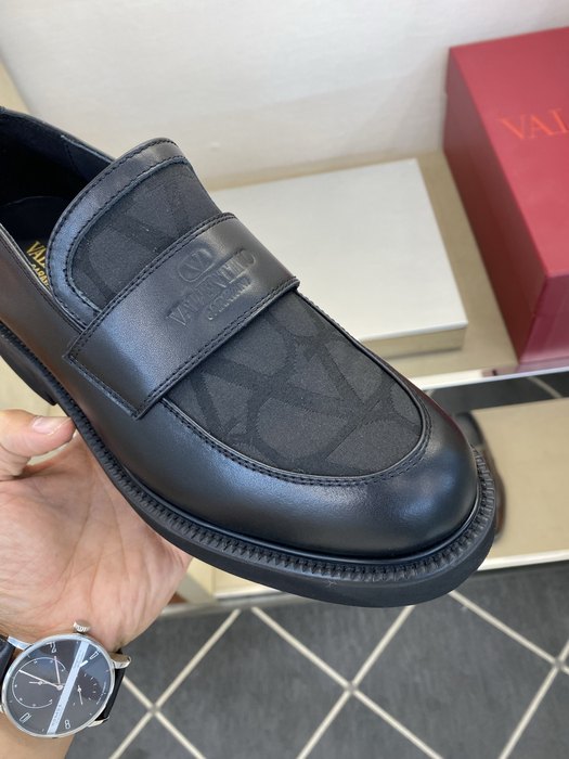 High-Quality Valentino Men's Shoes on Yupoo