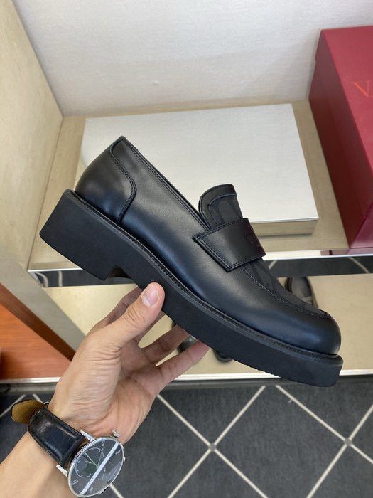 High-Quality Valentino Men's Shoes on Yupoo