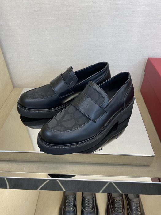 High-Quality Valentino Men's Shoes on Yupoo