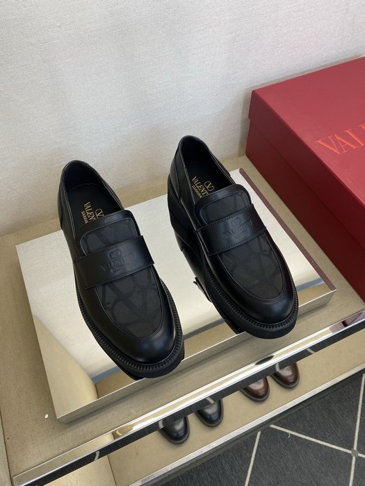 High-Quality Valentino Men's Shoes on Yupoo