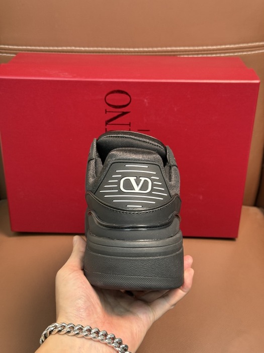 High-Quality Valentino Men's Shoes on Yupoo