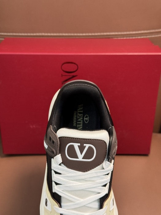 High-Quality Valentino Men's Shoes on Yupoo